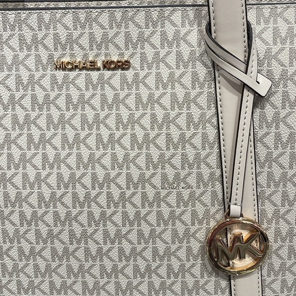 MICHAEL KORS
Pratt Large Signature Logo Tote Shoulder Bag
COLOR LIGHT CREAM
NWT - Picture 15 of 16